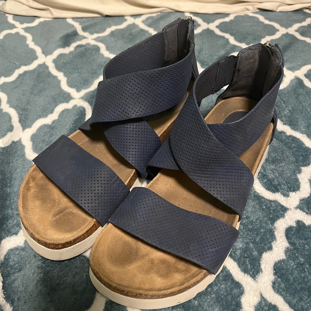 Bare traps Sandals